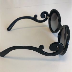 Prada sun glasses with case no scratchs